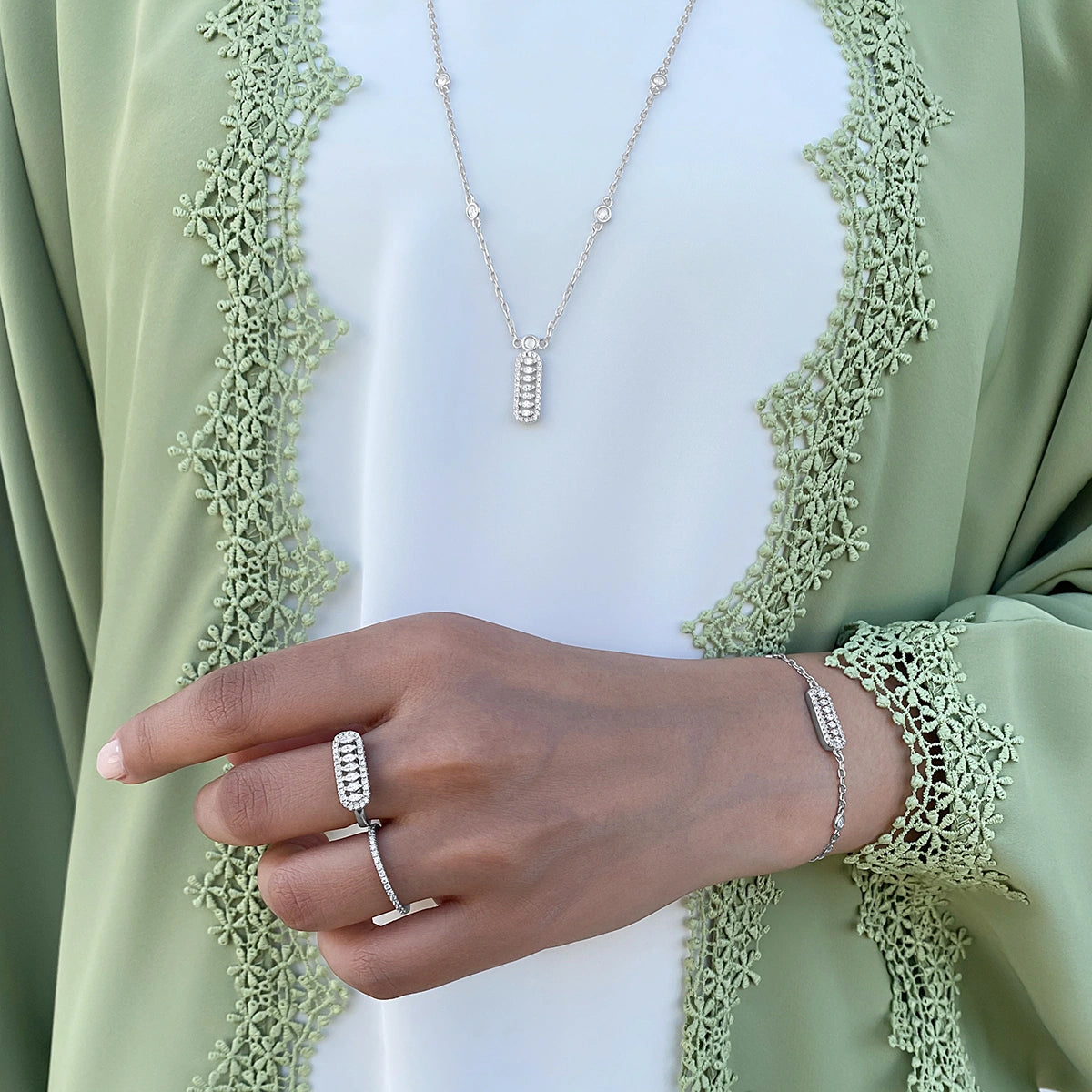 قلادة فاين بتصميم بسيط / اللون الفضي