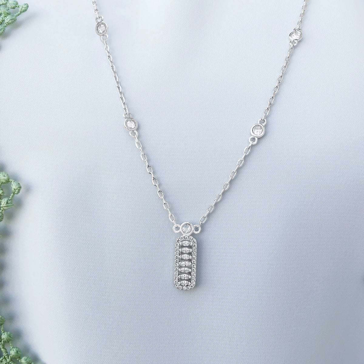 قلادة فاين بتصميم بسيط / اللون الفضي