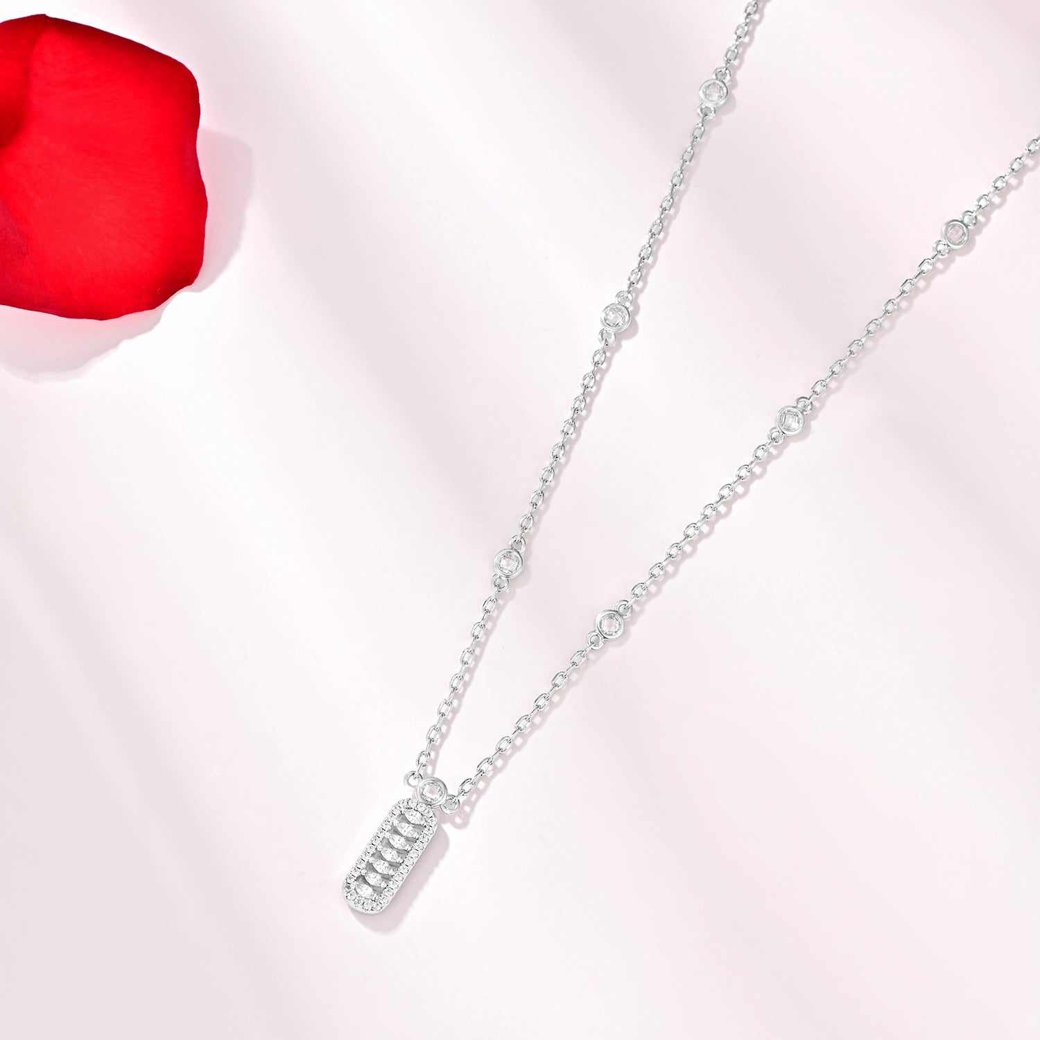 قلادة فاين بتصميم بسيط / اللون الفضي