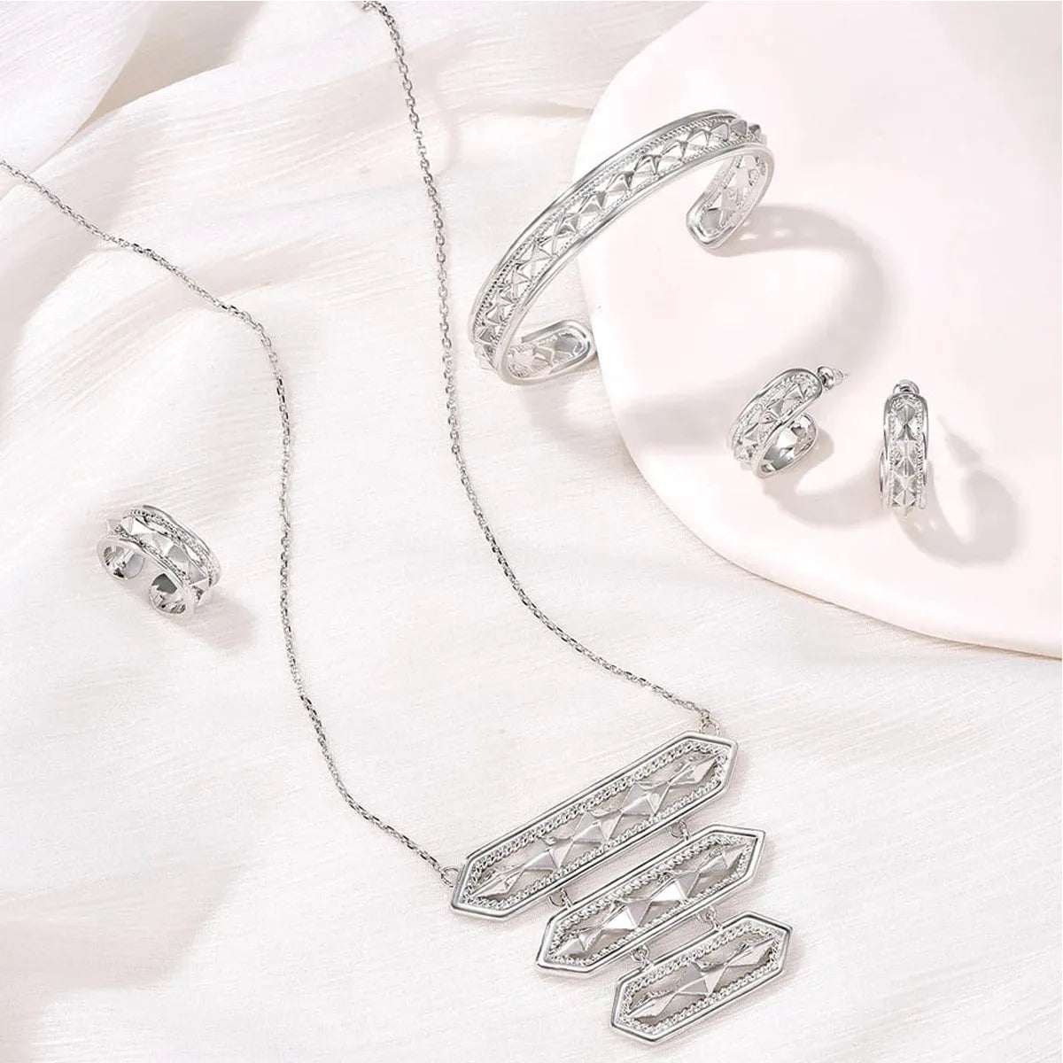 أناقة / قلادة فضية