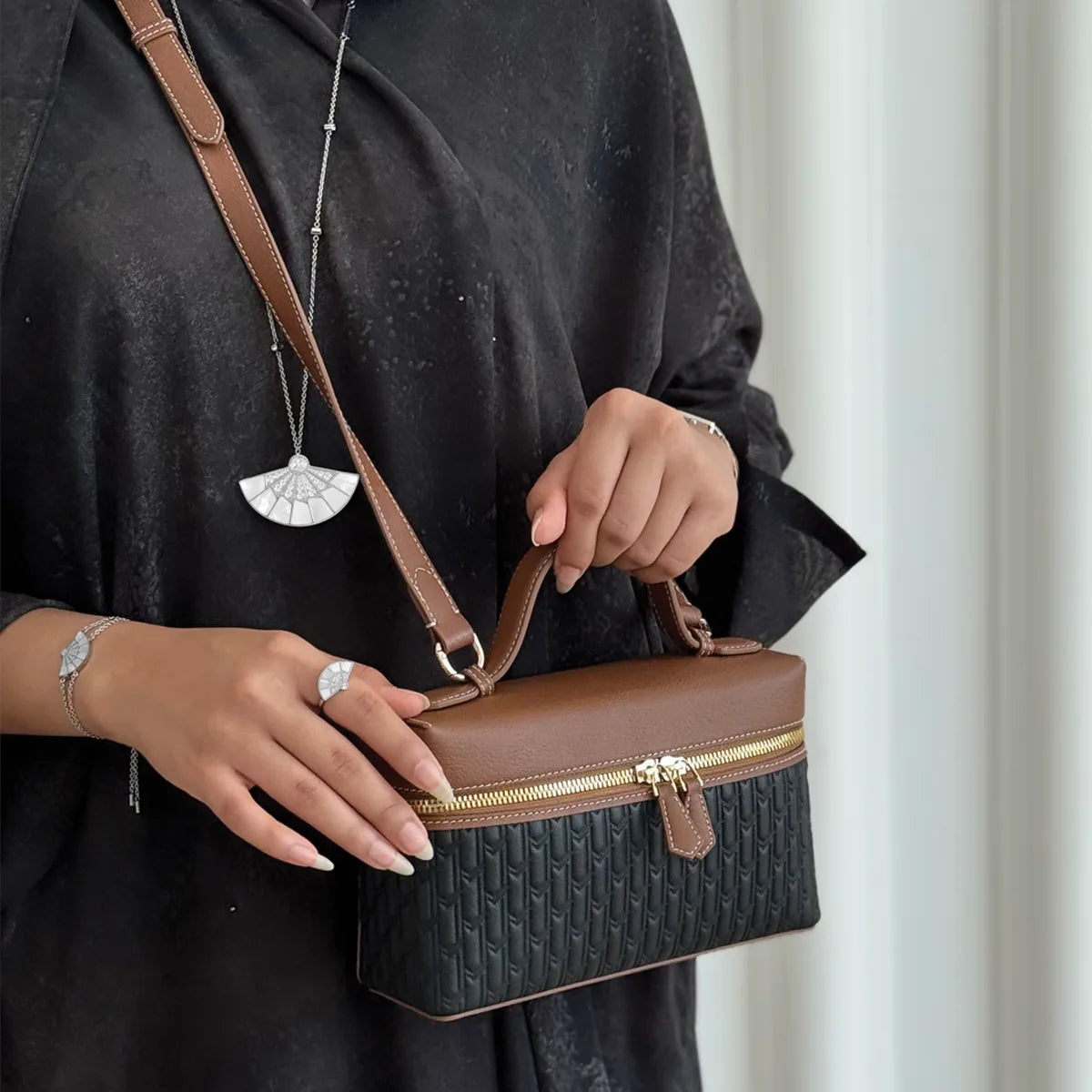 فان / قلادة باللون الفضي