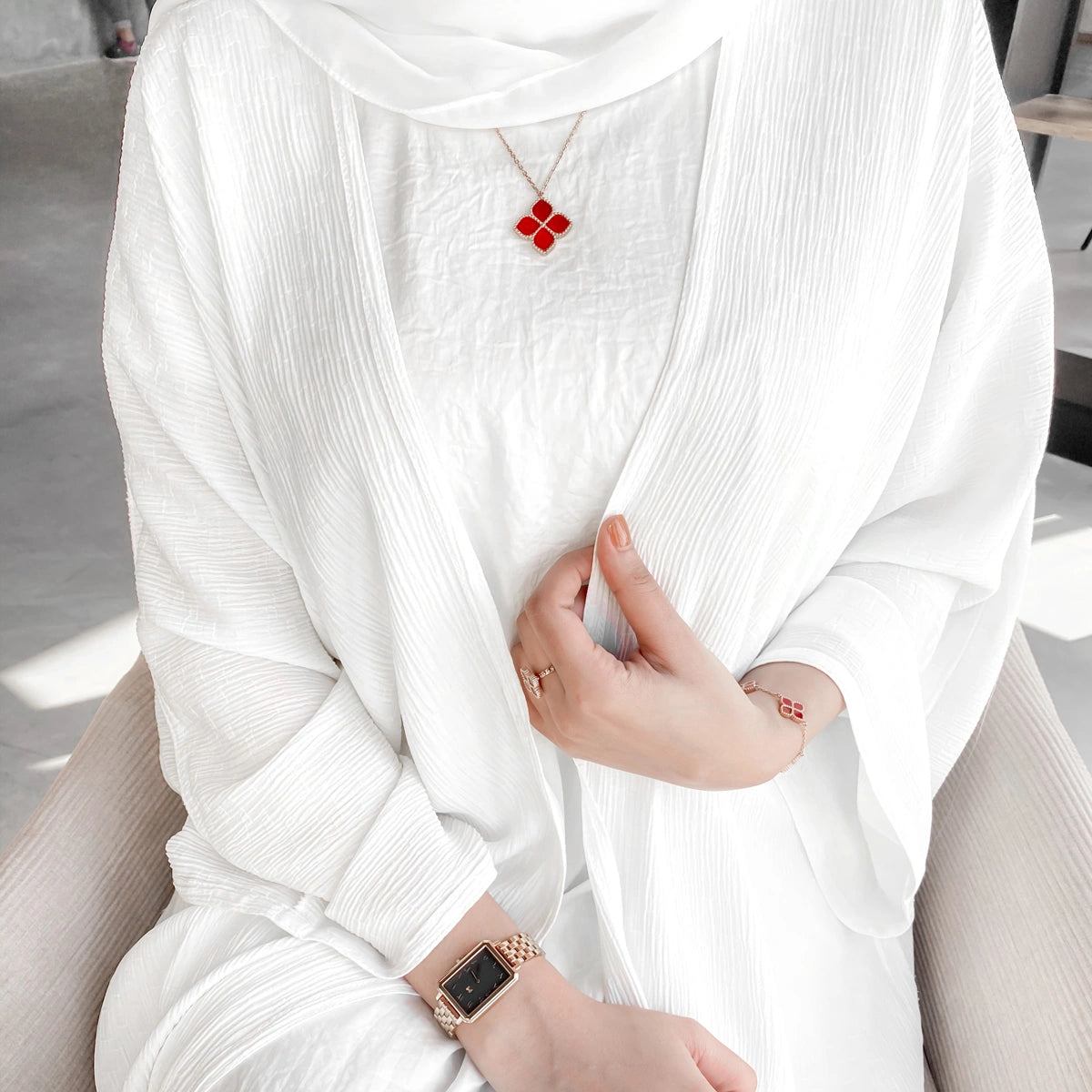 جوري / عقد الحجر الأحمر بلون الروز قولد