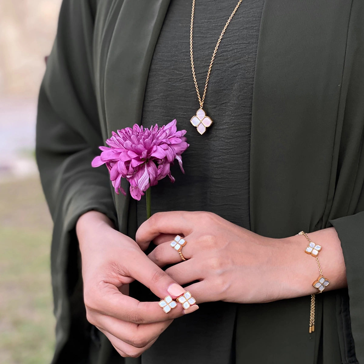 جوري / عُقد اللؤلؤ بلون الذهب