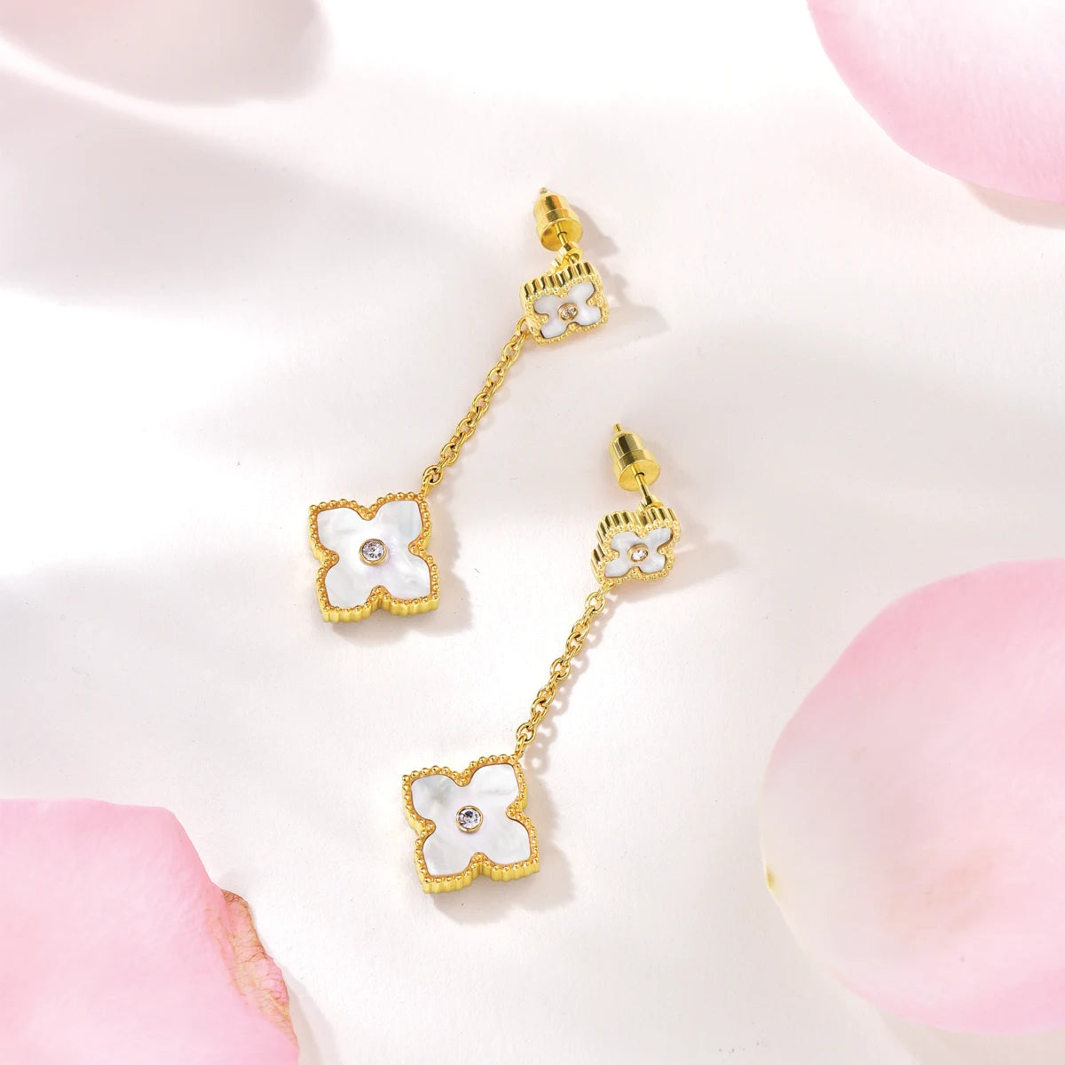 ميني جوري  / أقراط اللؤلؤ باللون الذهبي