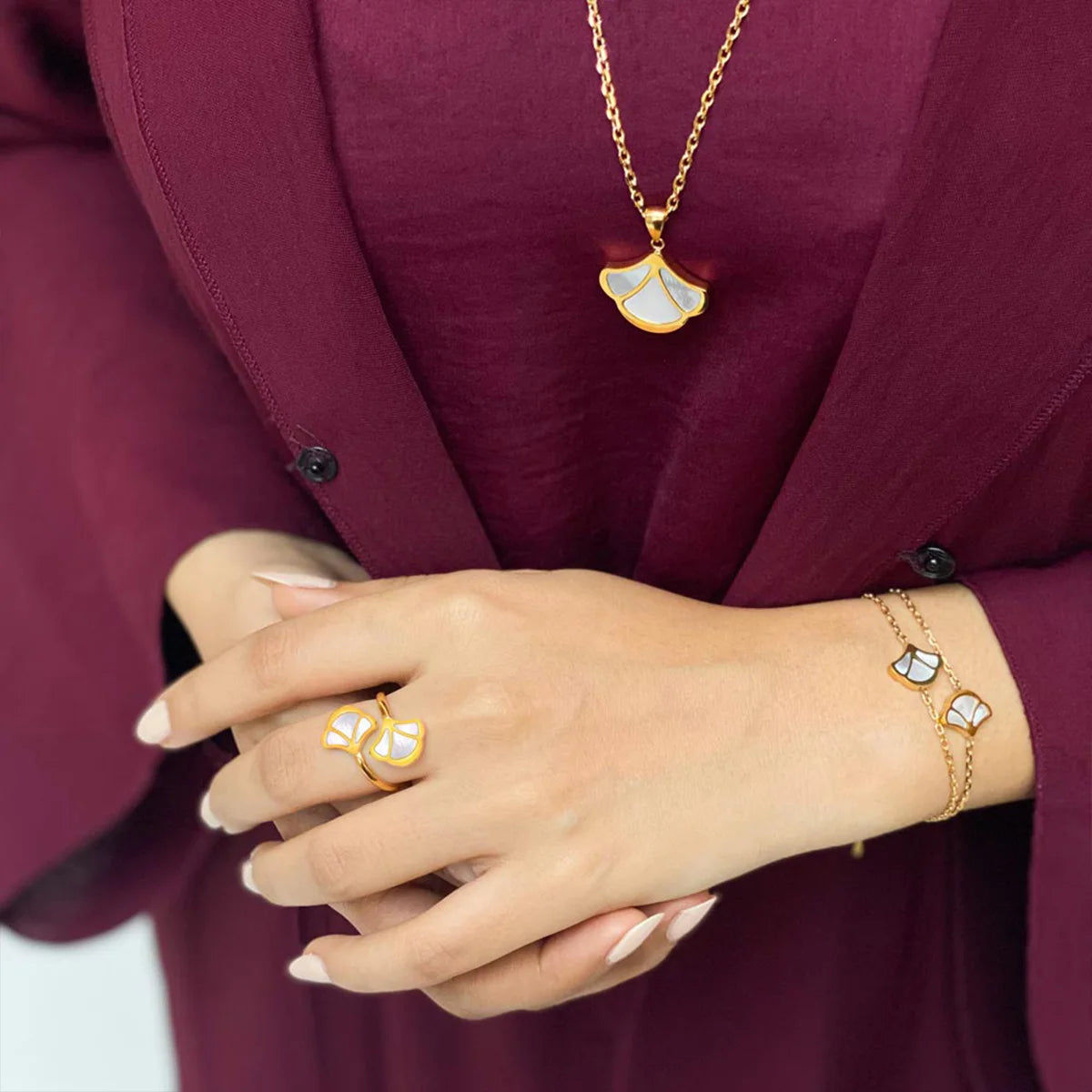 Tulip / Necklace Pearl Gold