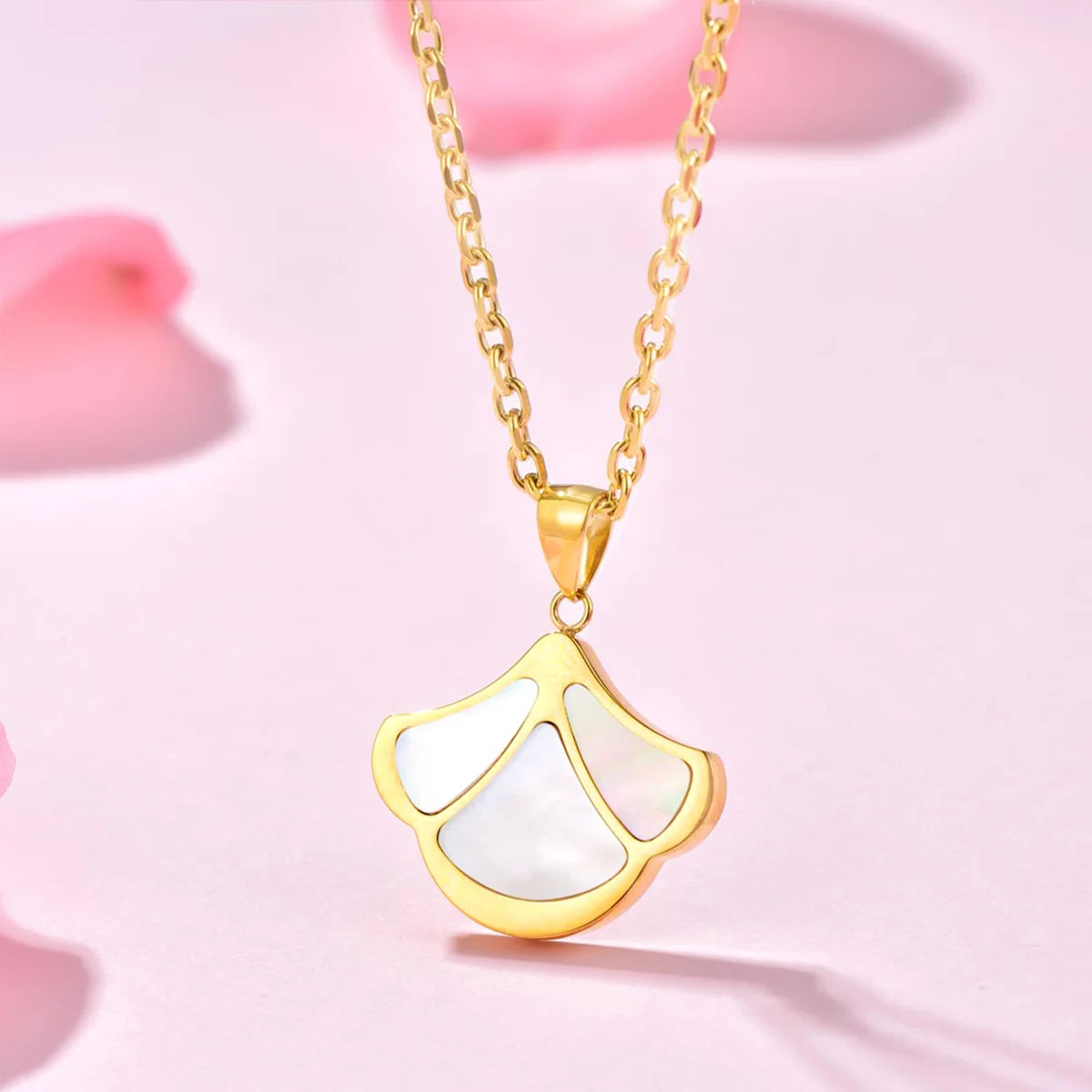 Tulip / Necklace Pearl Gold
