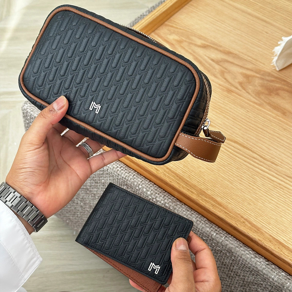 باوتش السفر أسود مع تان / فضي