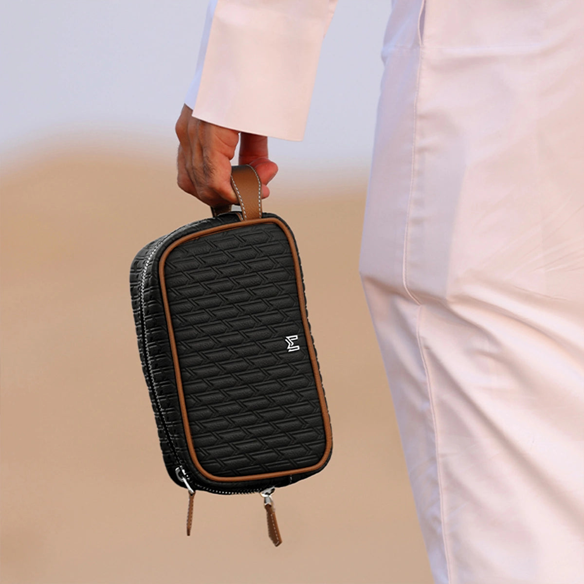 باوتش السفر أسود مع تان / فضي