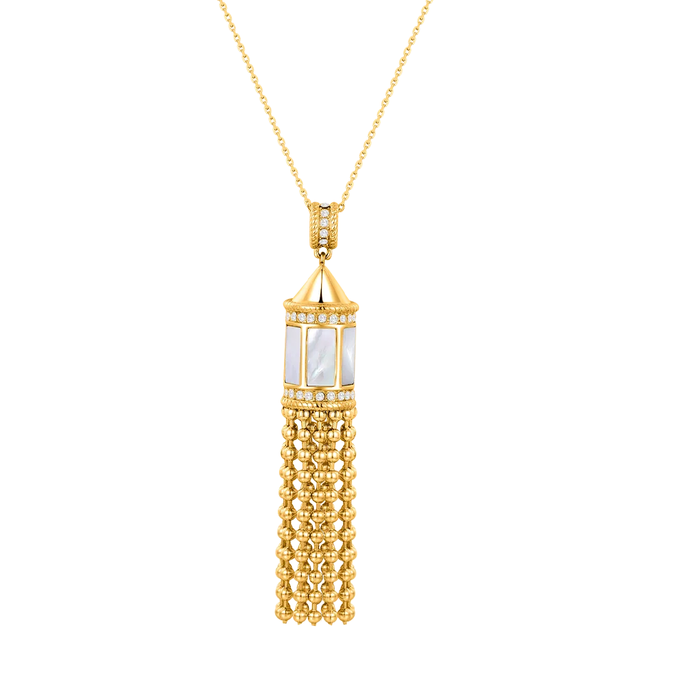 صدف / قلادة باللون الذهبي